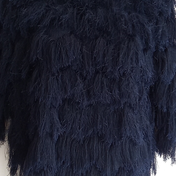 ⭐️ Host Pick ⭐️ Maple & Cliff | Unique Navy Faux Feather Top - Picture 3 of 12